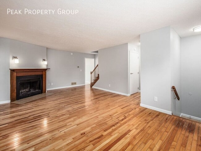 Building Photo - 2015 Queensgate Ln