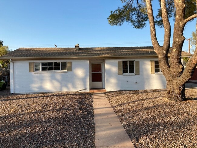 Building Photo - Central 3 Bedroom