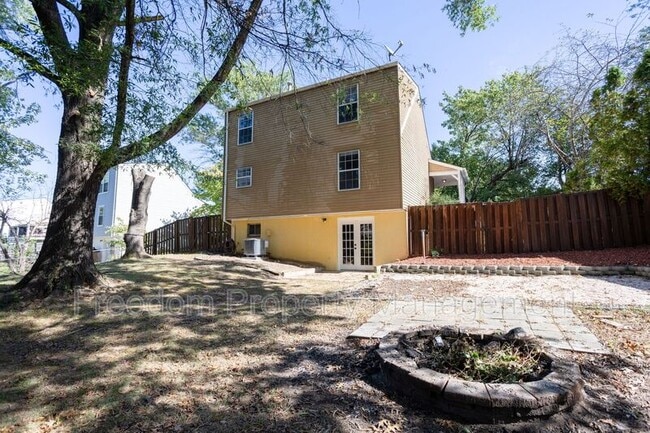 Building Photo - 5685 Roundtree Dr