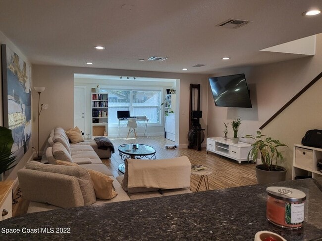 Building Photo - 335 Paradise Blvd