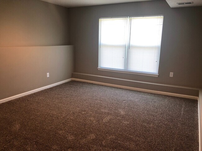 Building Photo - 4 Bed 2 Car Attached Villa in Blue Springs