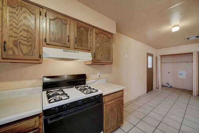 Building Photo - 1114 E Bisnaga St
