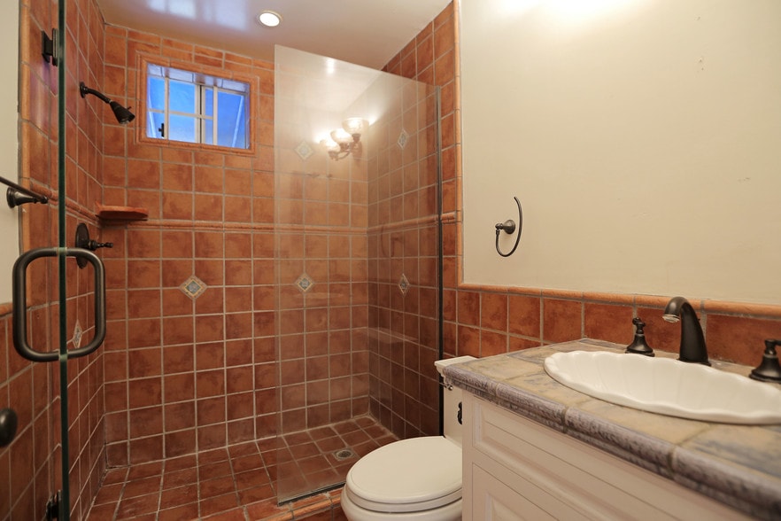 bathroom - 344 S La Peer Dr