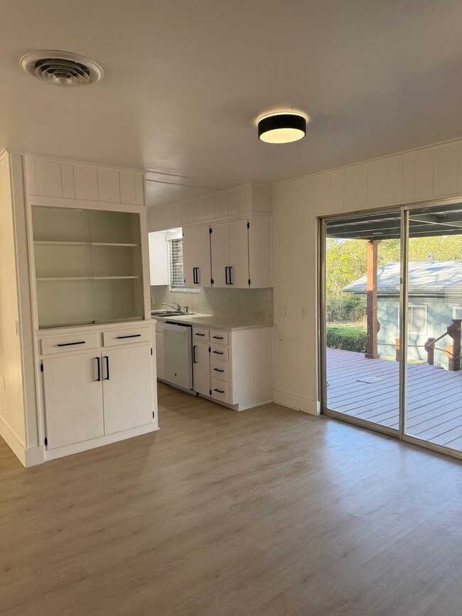 Building Photo - Charming Hill Country Home • Spacious Layout • Lake Travis Lifestyle