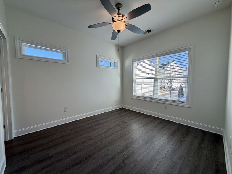 Building Photo - 1747 Stone Hedge Dr NW