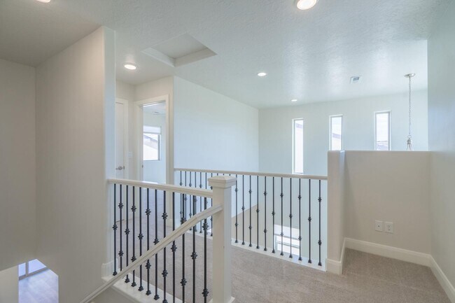 Building Photo - 548 N 550 W