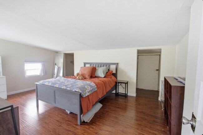 Building Photo - 122 E University Ave