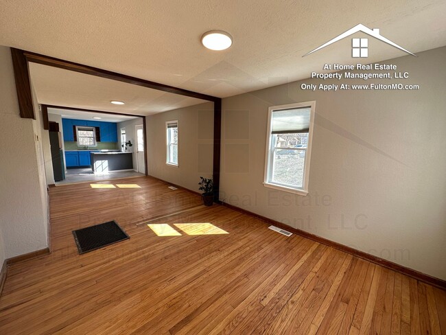 Building Photo - 1209 E Ash St