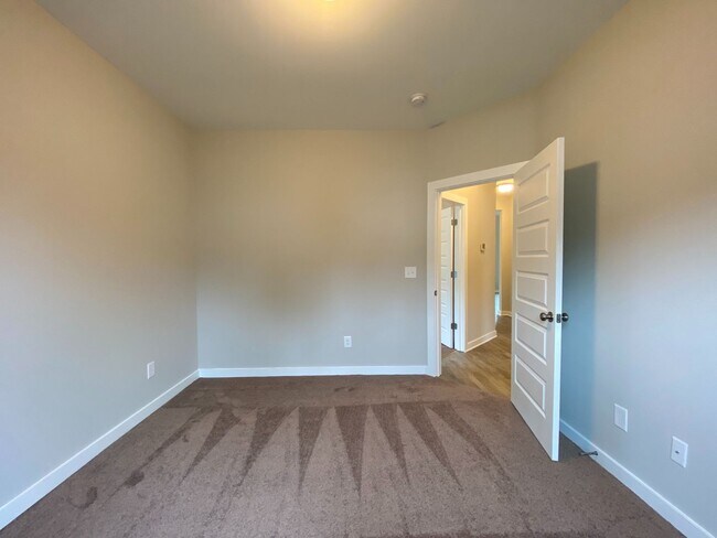 Building Photo - 65 Red Oak Ct