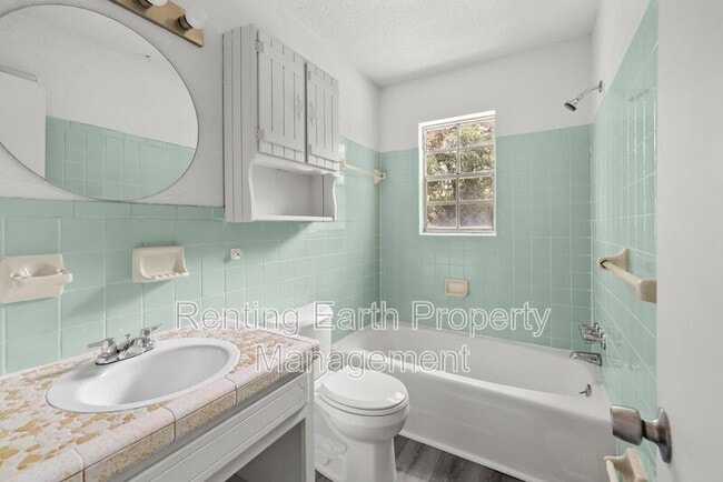 Building Photo - 2432 Debbie Dr