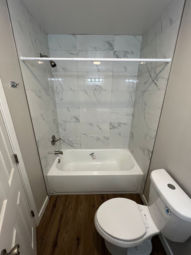 Building Photo - Single Story 3 Bedroom Ventura Condo *Totally updated* with GARAGE!