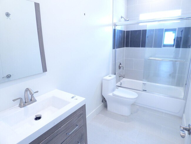 Building Photo - 1923 Holly Dr