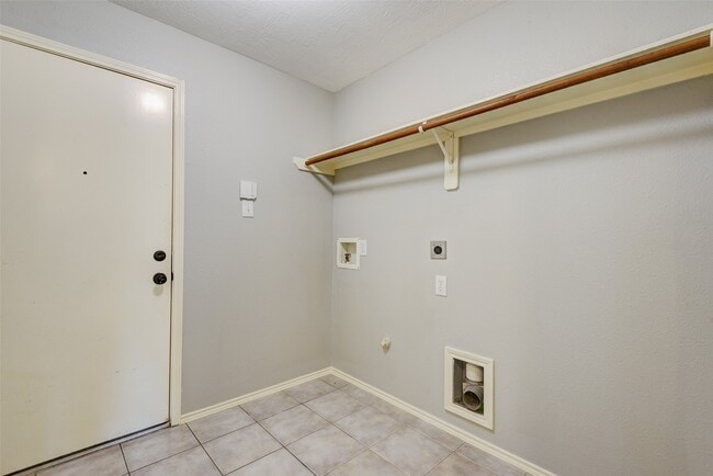 Building Photo - 6607 Springfield Garden Ln