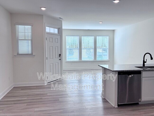 Building Photo - 456 La Maison Ave