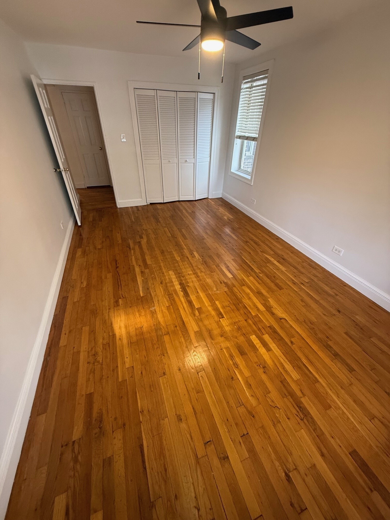 Building Photo - 930 E 7th St