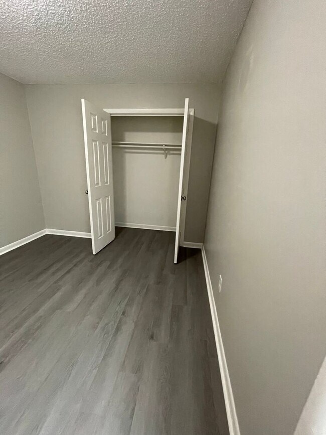 Building Photo - City Walk Apartments!