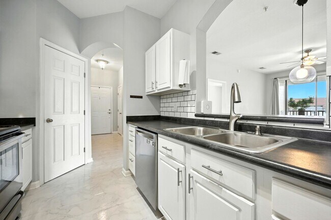 Building Photo - Bright Top-Floor Condo in Resort-Style Gat...