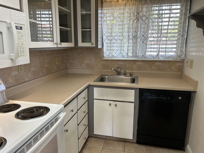 Building Photo - 2 Bedroom, 1.5 Bath 1,080 Square Foot Condo