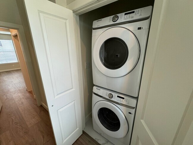 Building Photo - 3013 Hicks St