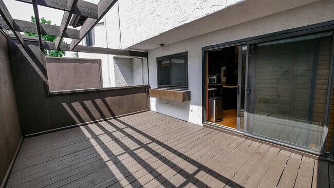 Building Photo - Stylish Sea Colony 3-Level Townhome!