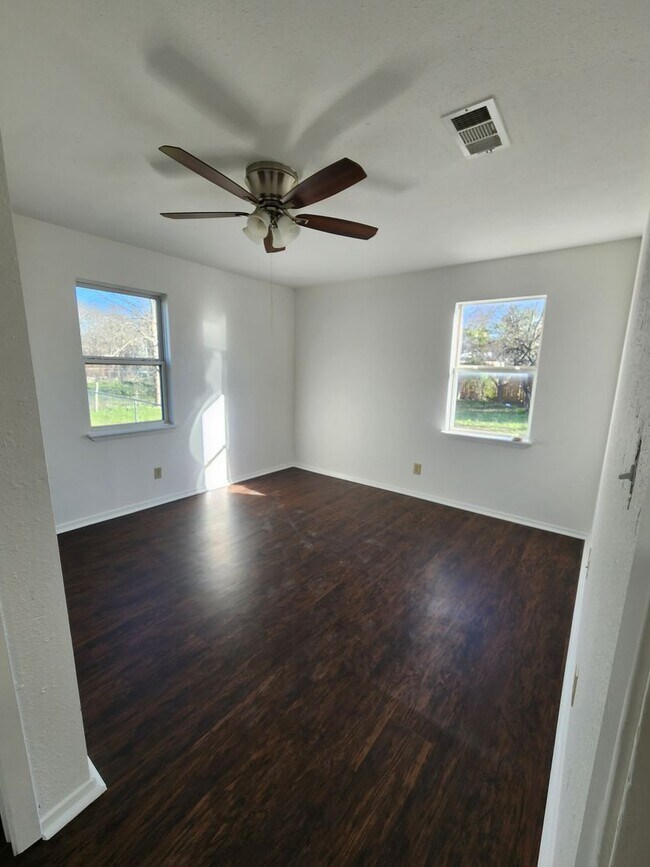 Building Photo - 3/2 on Corner Lot in Burnet