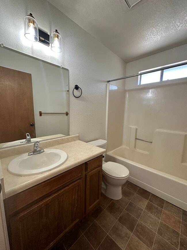 Building Photo - Upcoming vacancy!  Well maintained home on...