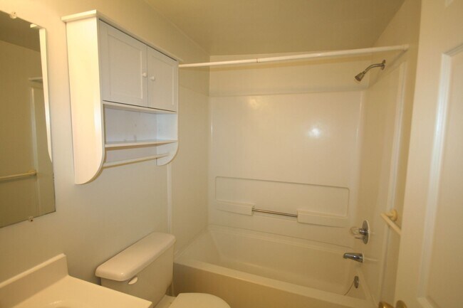 Building Photo - Spacious 3BR/2BA Duplex in Historic Lakewo...