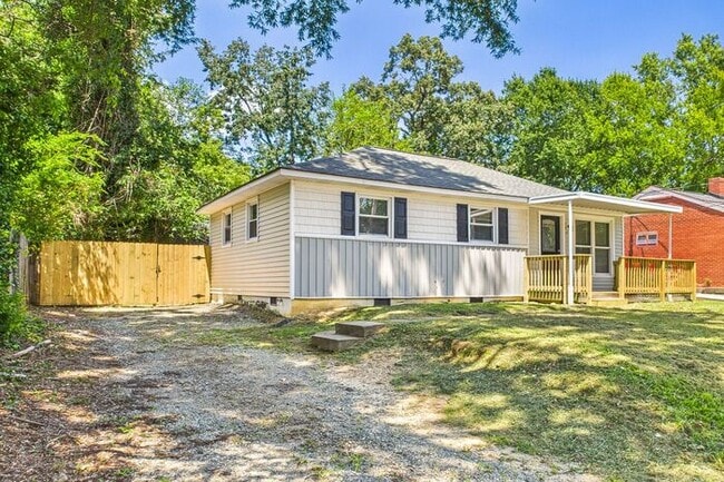 Building Photo - Updated home with New Kitchen, Hardwood Fl...