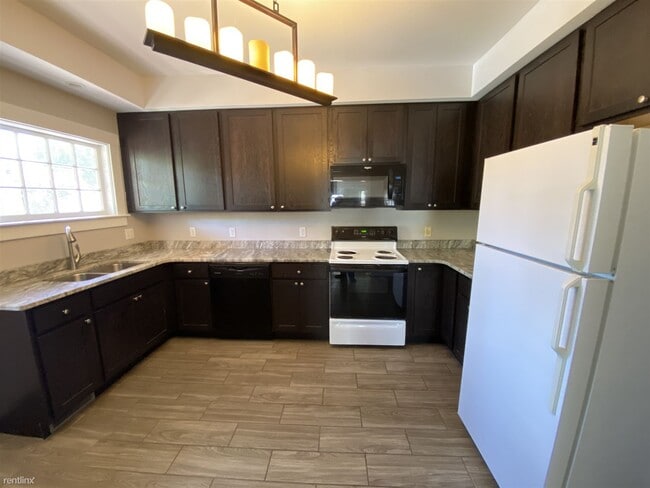 Building Photo - 6 br, 3 bath House - 517 Elm St