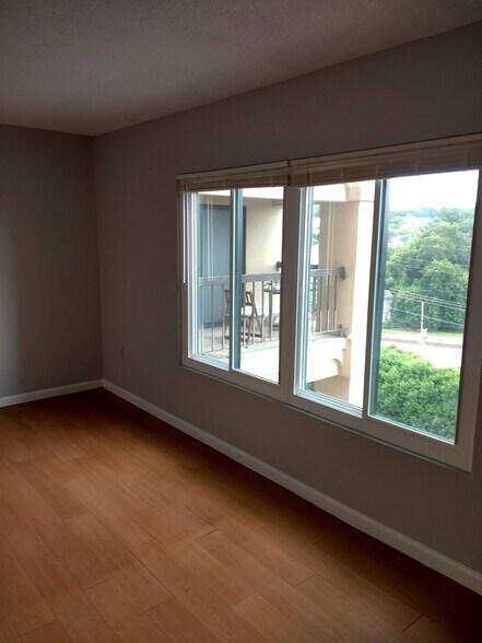 Building Photo - 1600 Park Cir