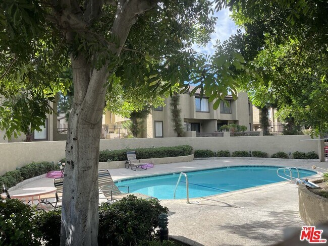 Building Photo - 849 E Victoria St