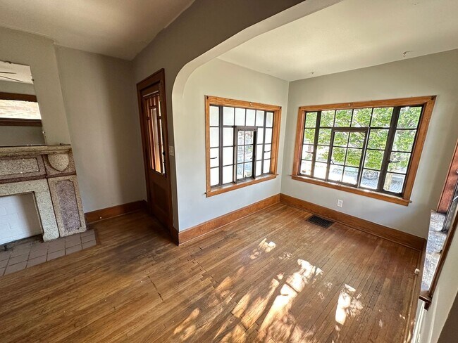 Building Photo - S Washington Ave 1041-1043 MLR