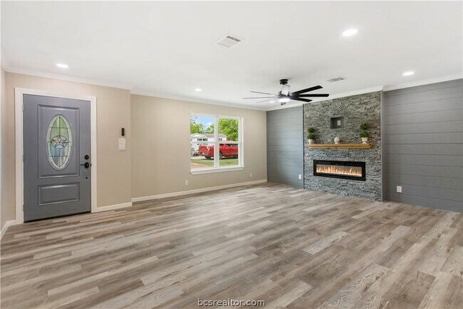 Building Photo - 904 Westview Cir