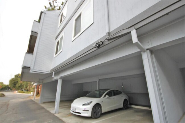 Building Photo - 650 Alamo Ct