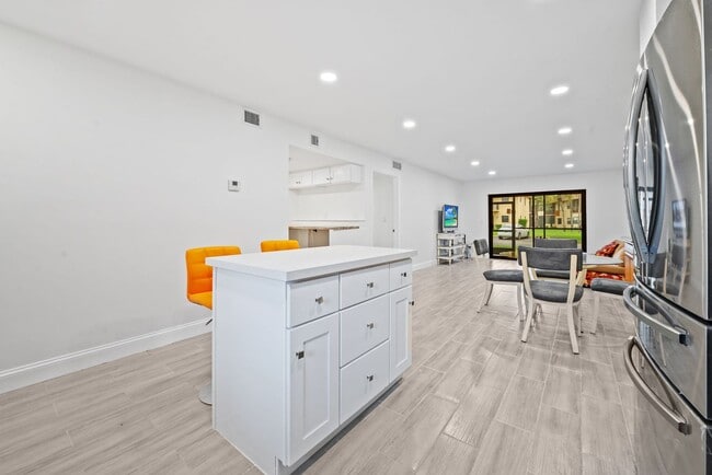 Building Photo - Fully Renovated 2 Bed / 2 Bath – Everything New!