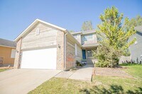 Building Photo - LARGE TOWNHOME CLOSE TO CAMPUS - LOTS OF S...