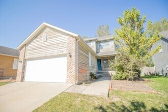 Building Photo - LARGE TOWNHOME CLOSE TO CAMPUS - LOTS OF S...