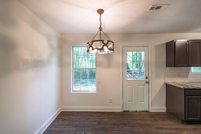 Building Photo - Updated Ranch on 1.6 Acres in Senoia. East Coweta Schools!