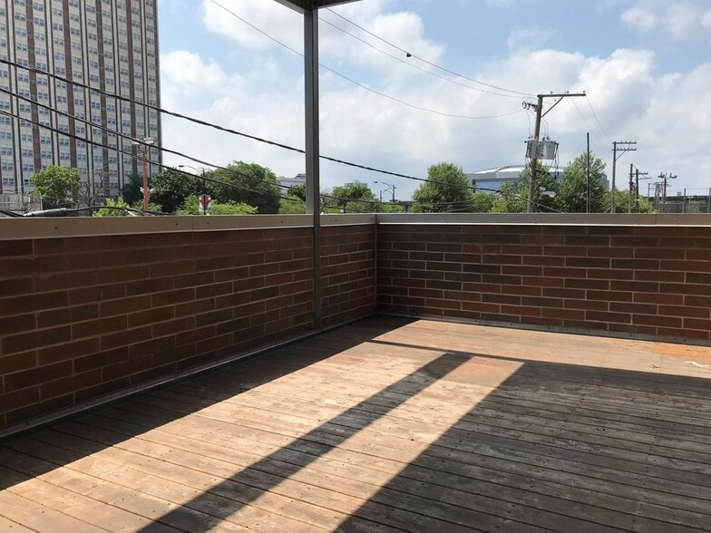 Building Photo - 1609 W Warren Blvd