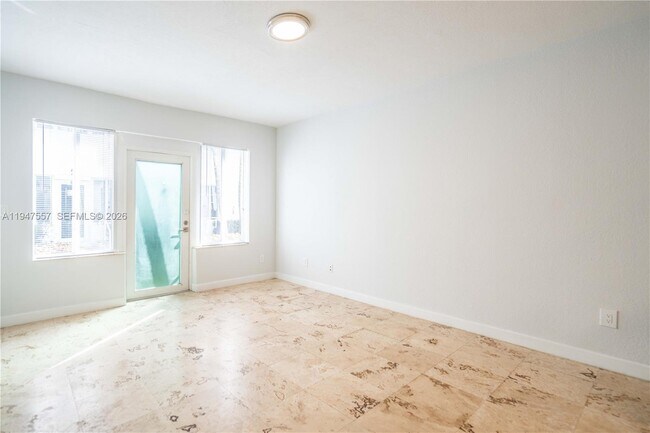 Building Photo - 2180 Bay Dr