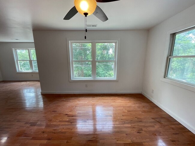 Building Photo - Big and Beautiful House with attached 1br ...