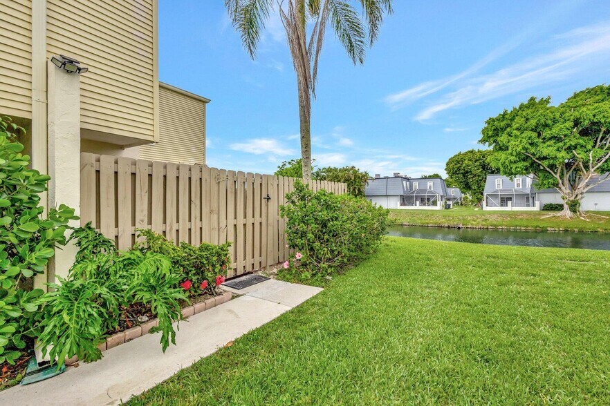 Building Photo - 1586 Shaker Cir