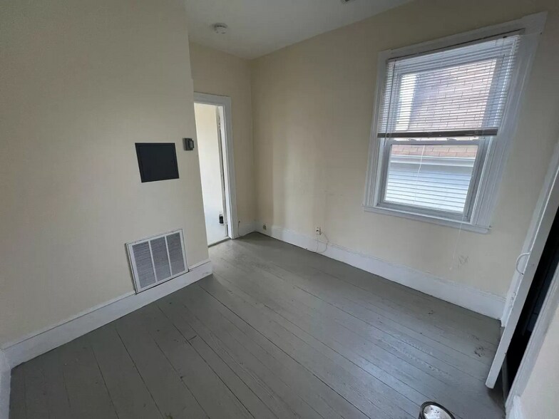 Building Photo - 10 Warren St