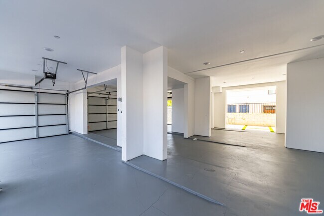 Building Photo - 6700 Balboa Blvd