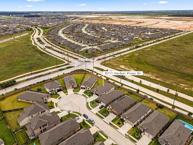 Building Photo - 8711 Hbr Pnes Dr