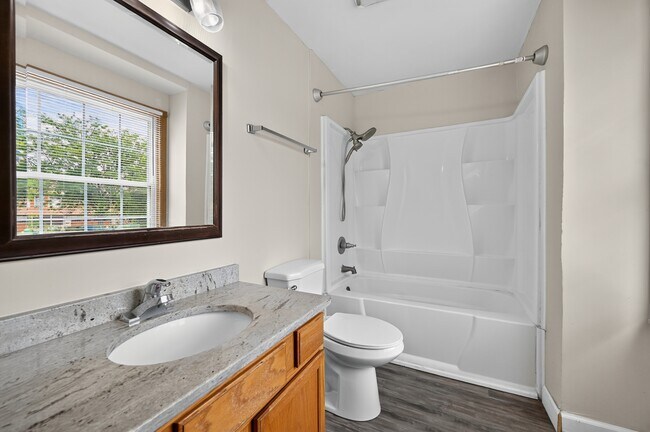 Building Photo - 1301 Brookfield Dr