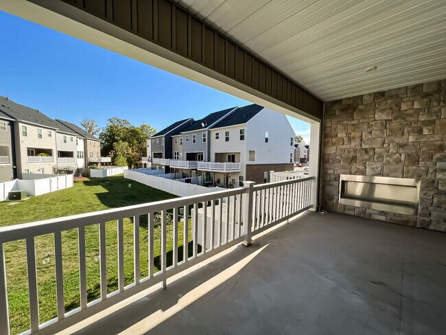 Building Photo - Luxurious 4 Bedroom 3.5 Bathroom End Unit ...