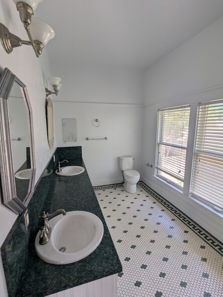 Primary Bathroom - 4526 Reiger Ave
