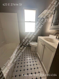 Building Photo - 423 E 274th St