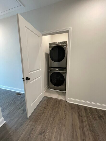 Building Photo - 2643 Creekside Dr NW